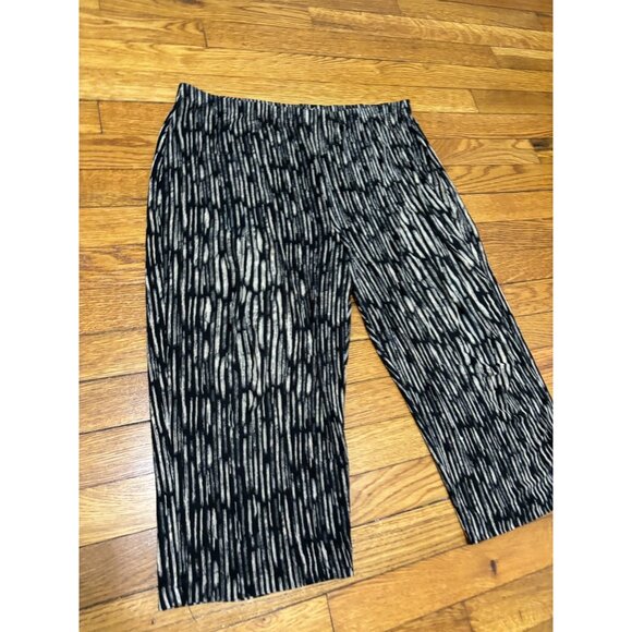 Chicos Travelers Capri Pants Size 2 US Large Black Beige Slinky Knit Pull On - Picture 3 of 5